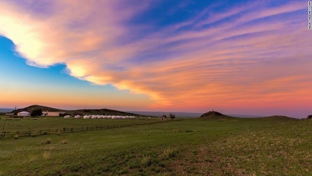 モンゴルの美しい夕焼けとゲル